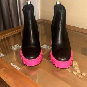 Sorel leather boots black and pink size 8